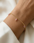 Gouden armbandje met roze steentjes