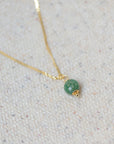 Lange gouden ketting met jade edelsteen