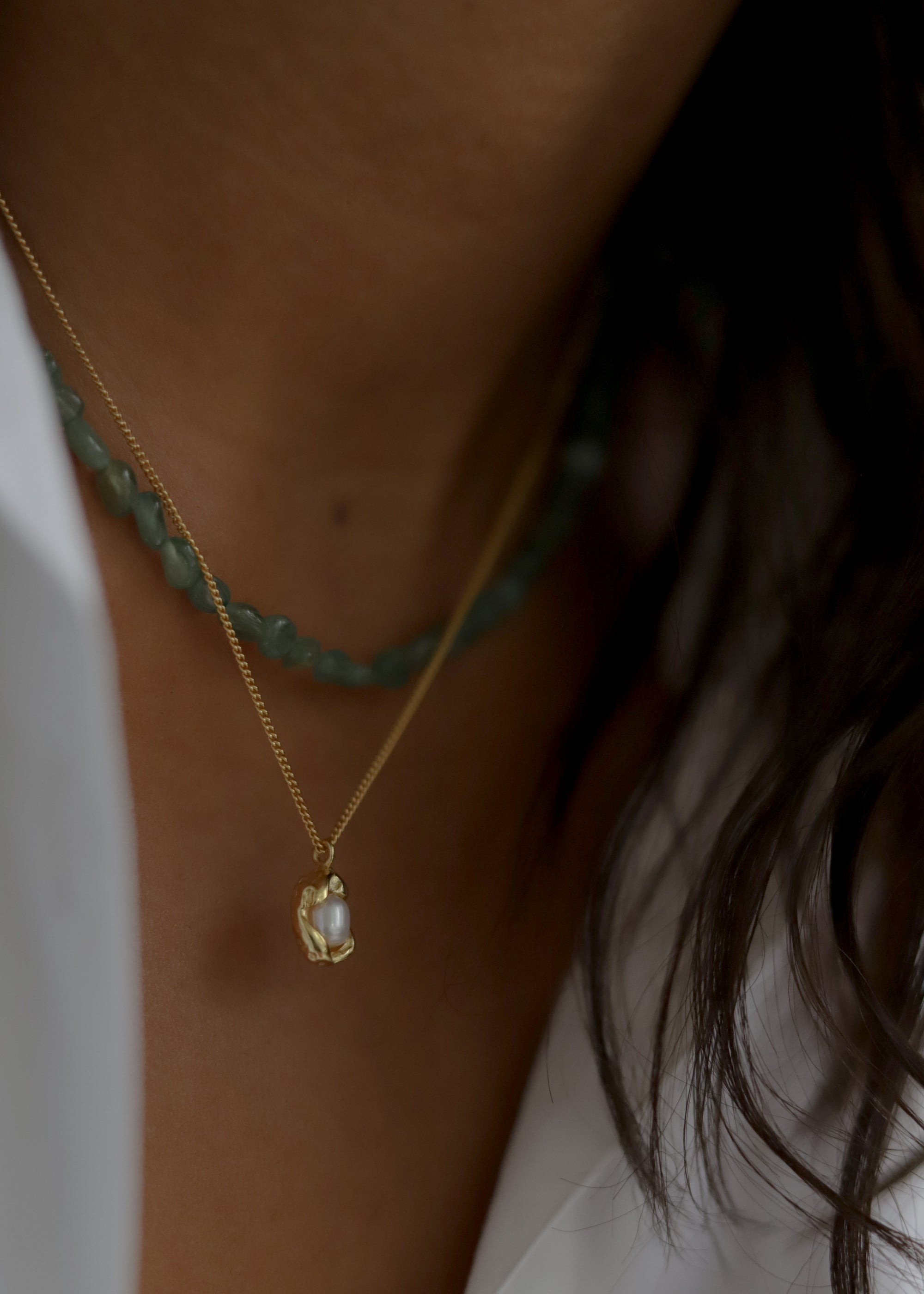 Korte gouden ketting en edelsteen ketting