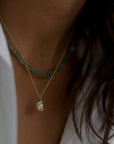 Korte gouden ketting en edelsteen ketting