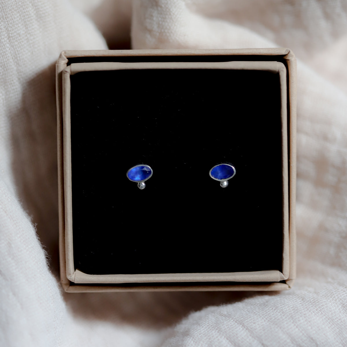 kleine blauwe oorknopjes