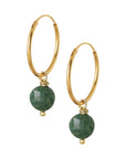 Gouden oorringen met kleine jade edelsteentjes eraan