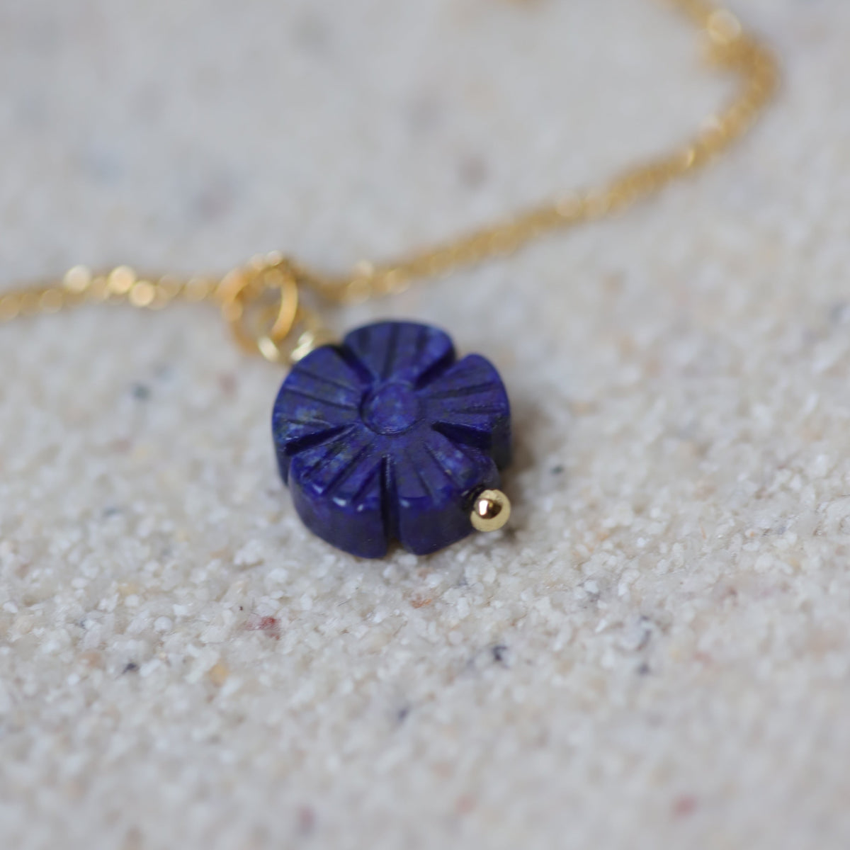 Minimalistische gouden lapis lazuli ketting