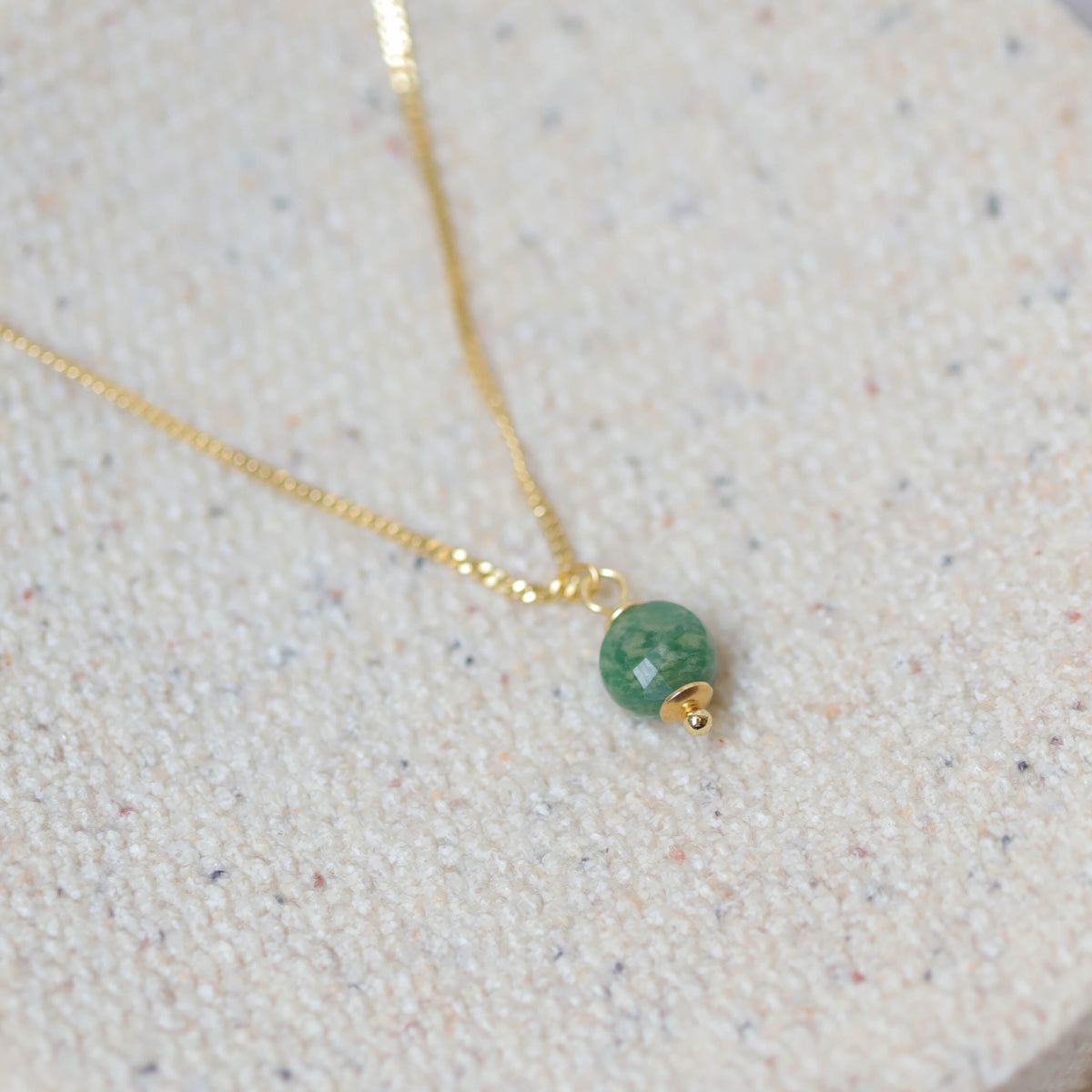 Lange gouden ketting met jade edelsteen