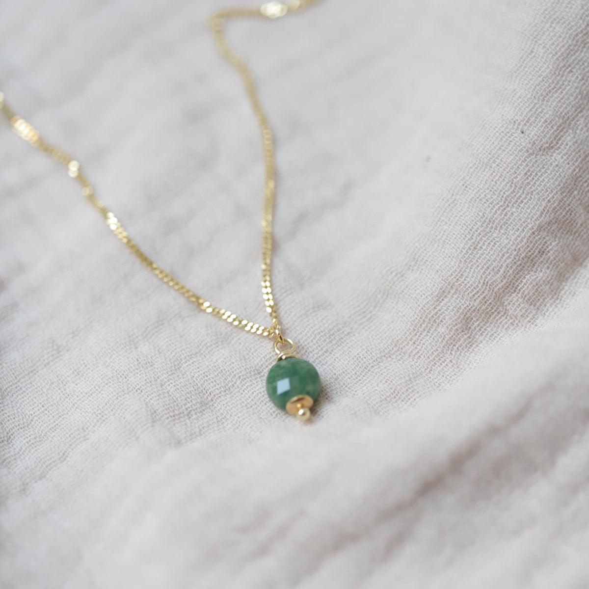minimalistische ketting van Jaylaa met edelsteen