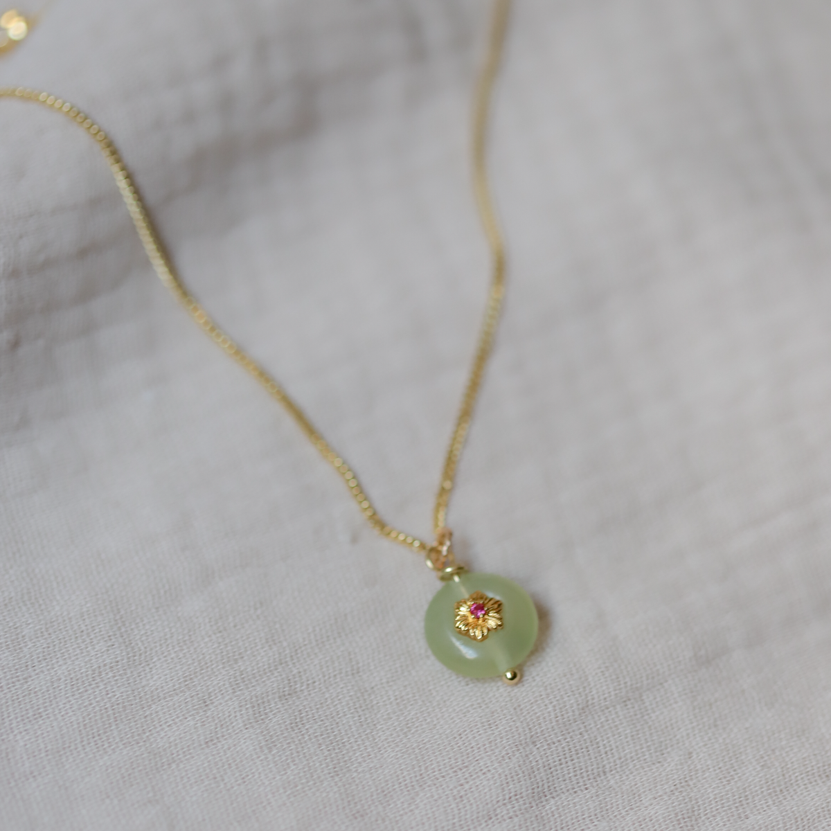 lange gouden dames ketting met groene jade